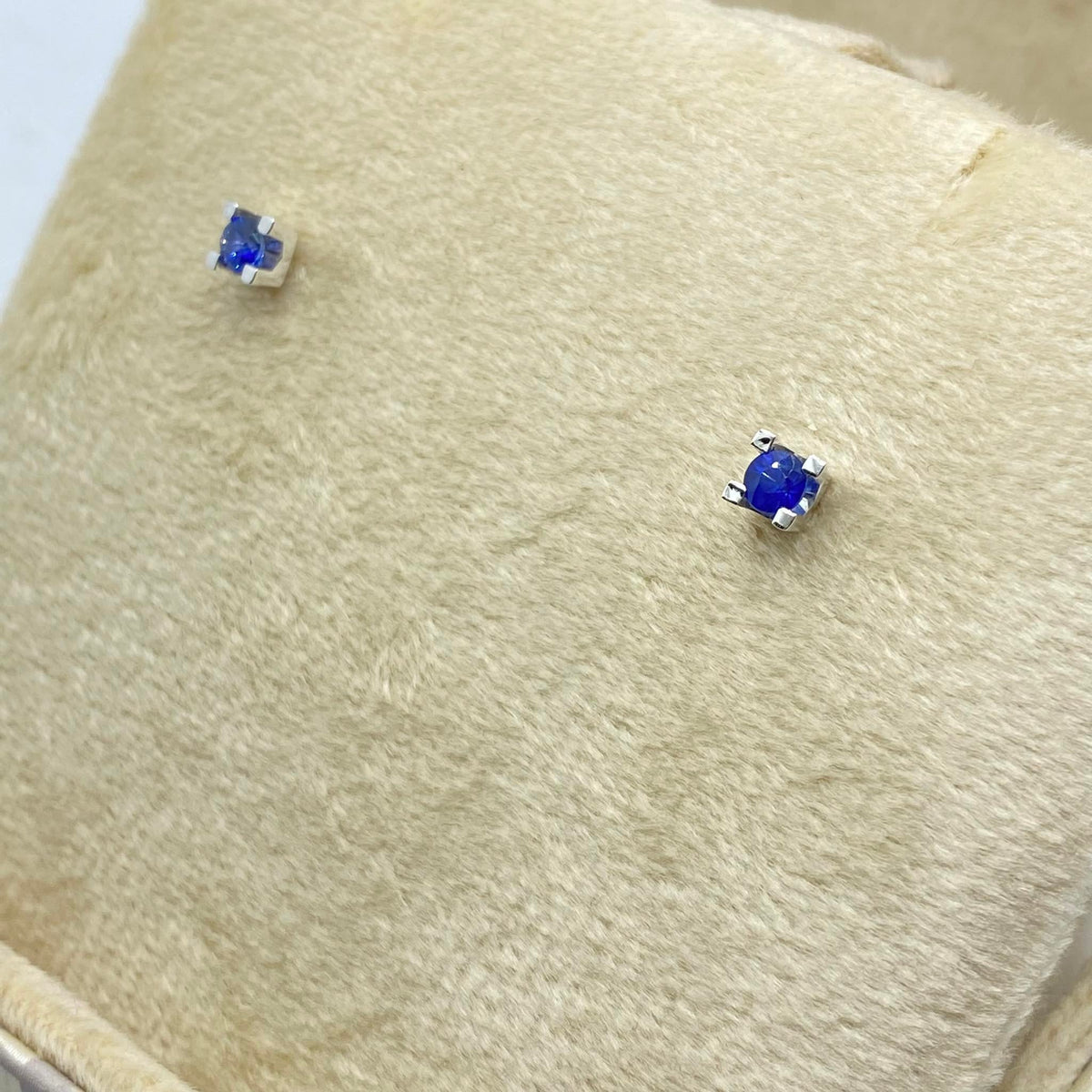 Orecchini Donna Oro 18KT Punto Luce con Zaffiro Ct.0.32
