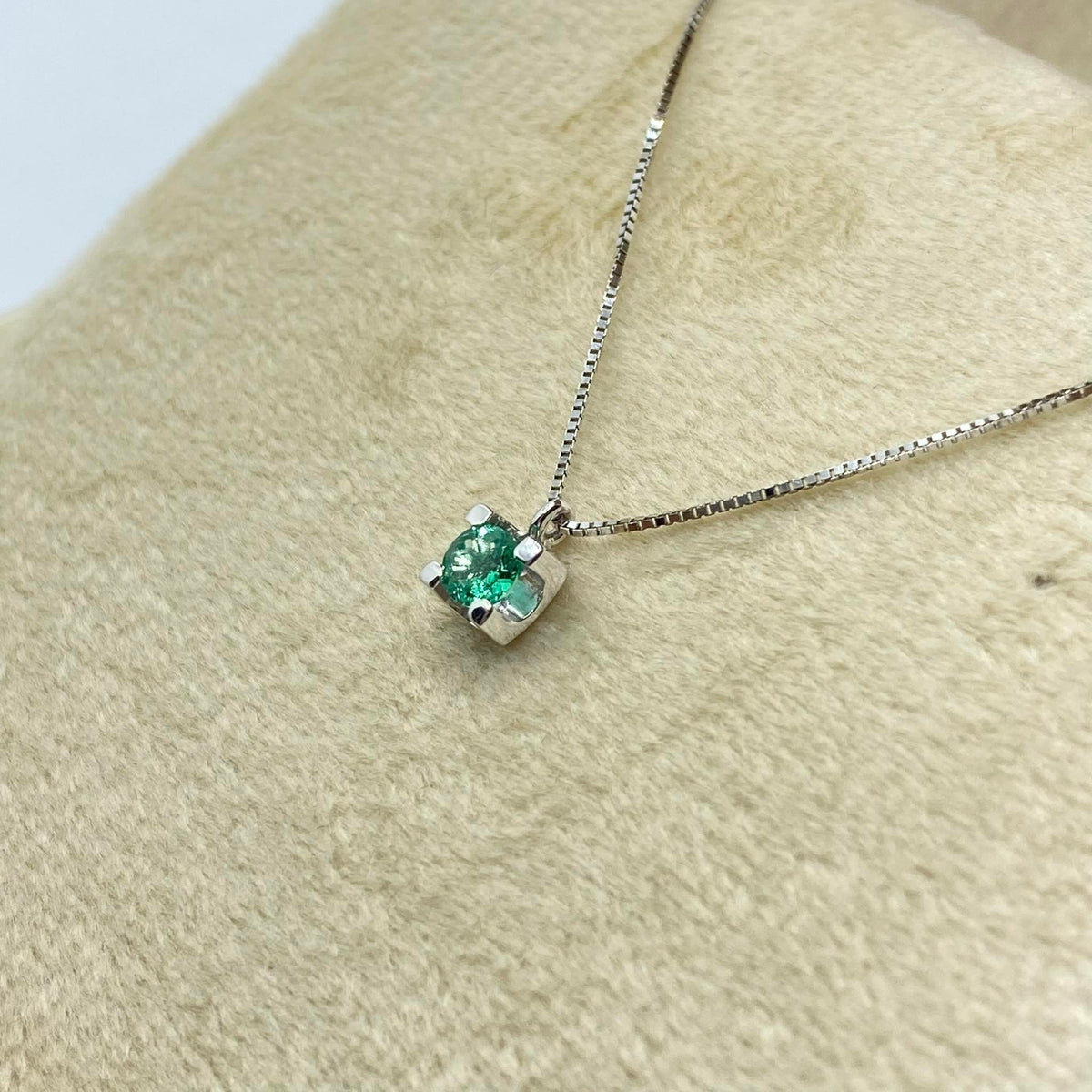 Collana Donna Oro 18KT Punto Luce con Smeraldo Ct 0.16