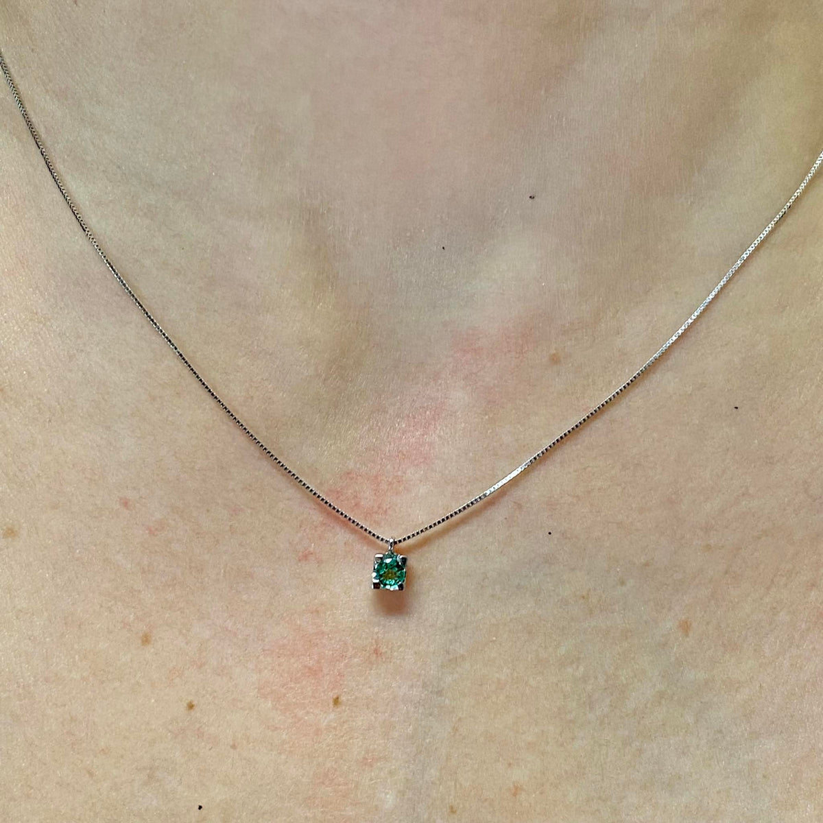Collana Donna Oro 18KT Punto Luce con Smeraldo Ct 0.16