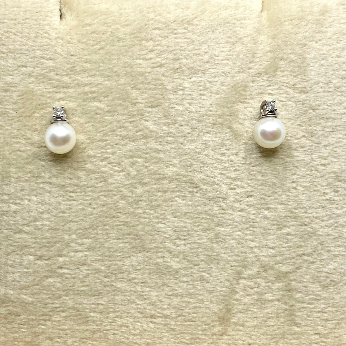 Orecchini Donna Oro 18KT con Diamanti e Perle Naturali mm 5-5,5
