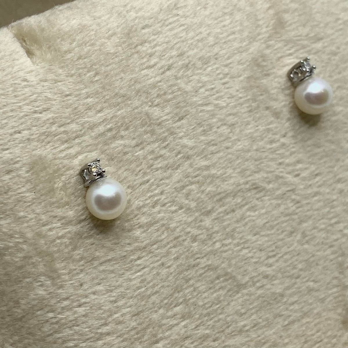 Orecchini Donna Oro 18KT con Diamanti e Perle Naturali mm 5-5,5