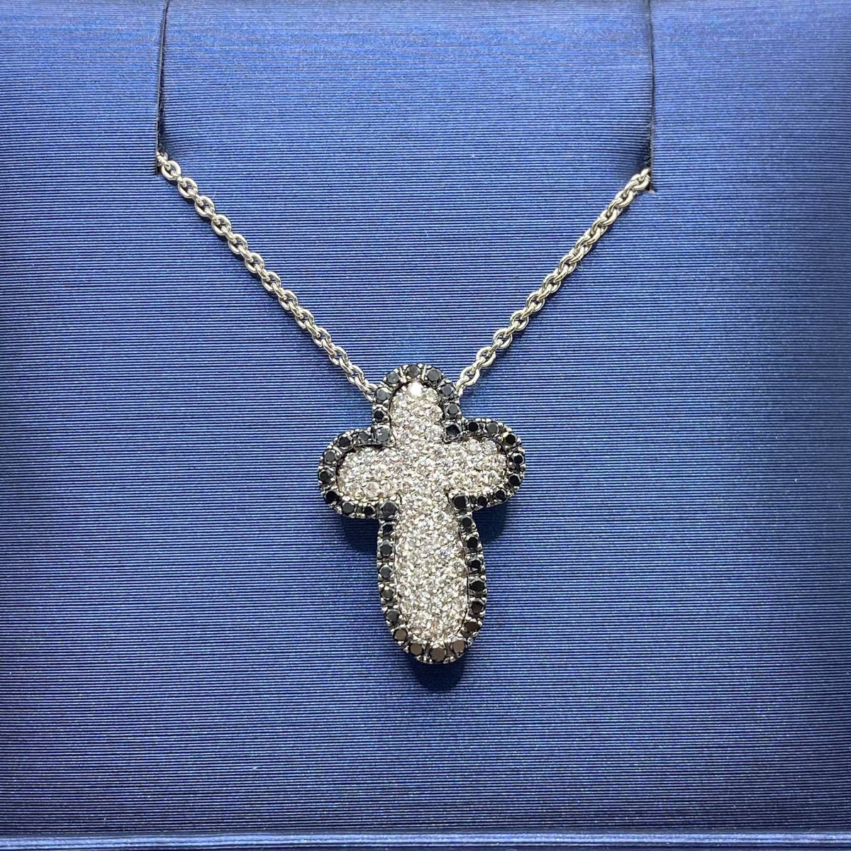 Collana Con Croce Giorgio Visconti in Oro 18KT 18KT e Diamanti Bianchi e Neri