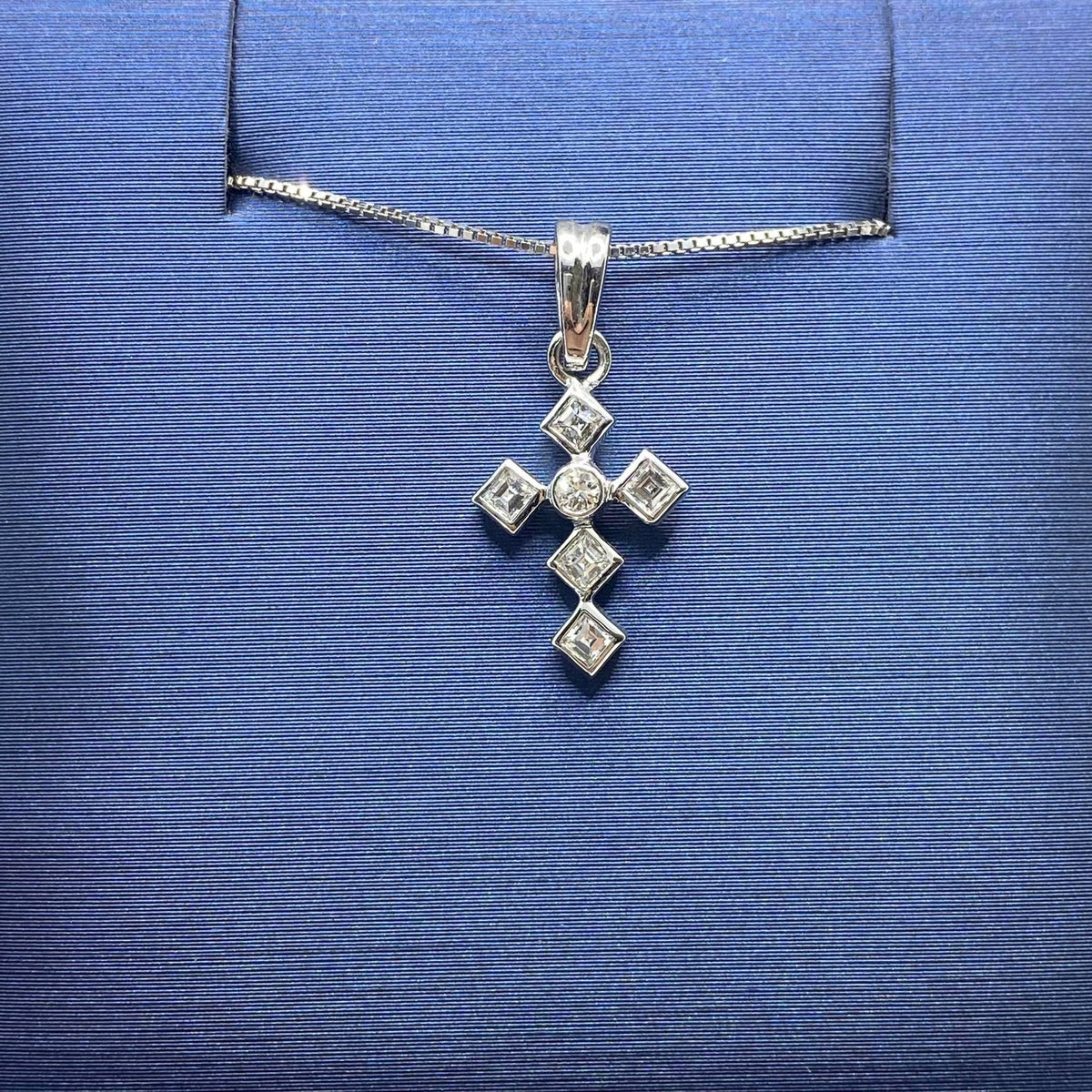 Collana Con Croce in Oro 18KT 18KT e Diamanti Bianchi