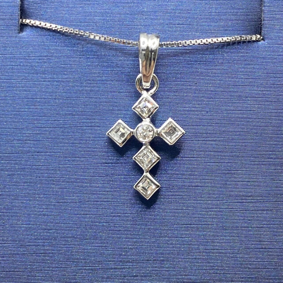 Collana Con Croce in Oro 18KT 18KT e Diamanti Bianchi