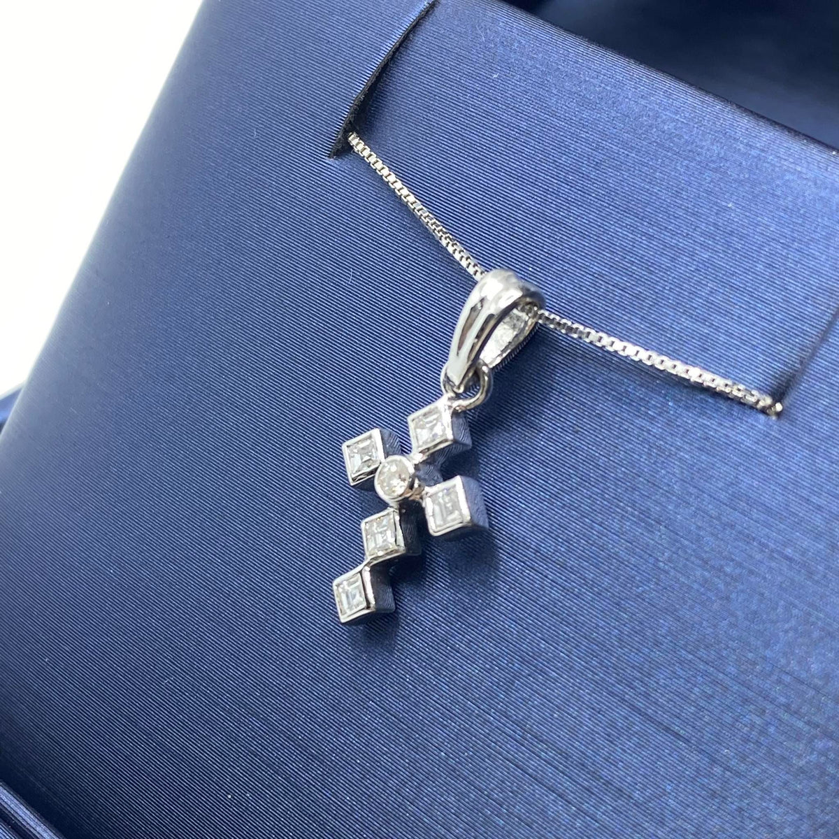 Collana Con Croce in Oro 18KT 18KT e Diamanti Bianchi