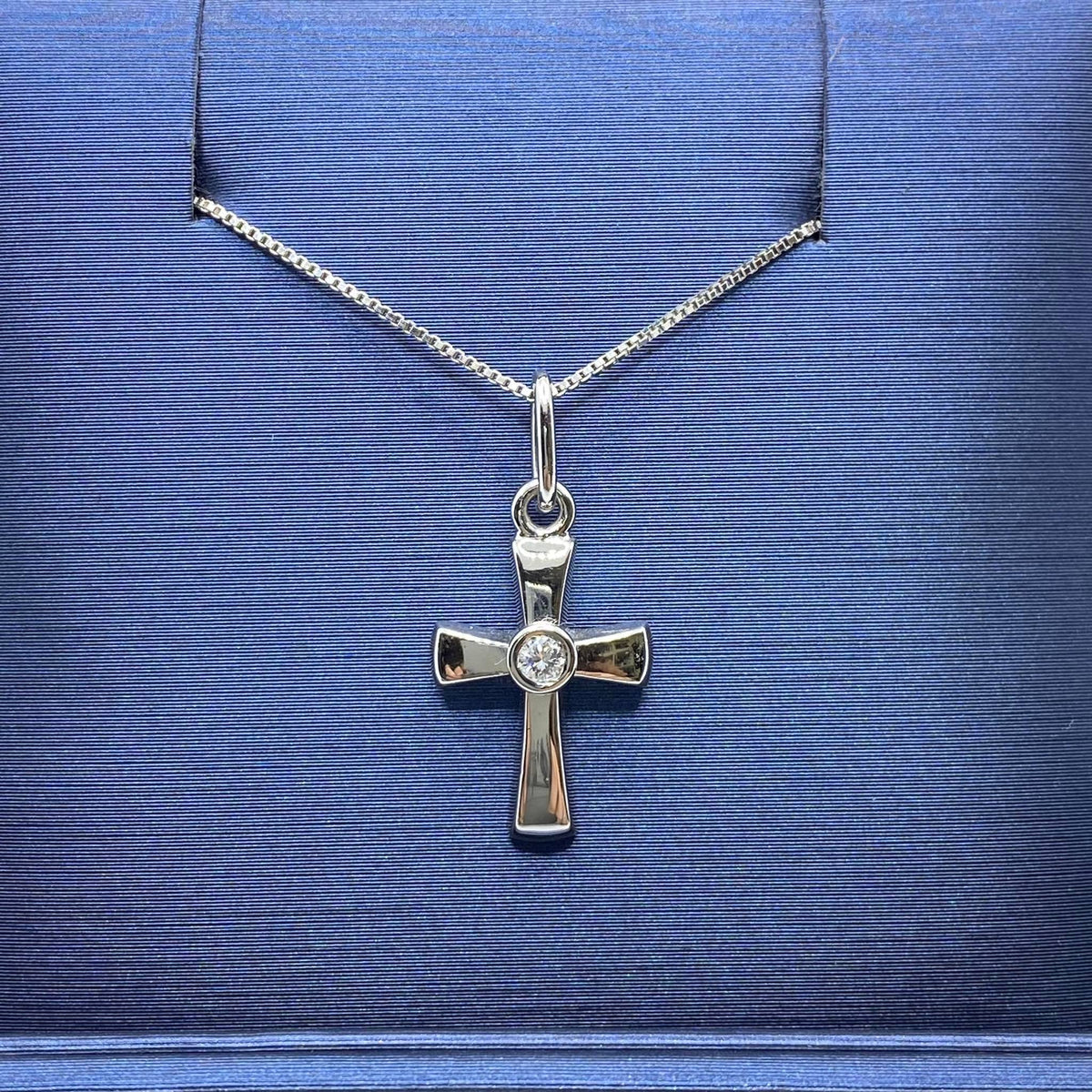Collana Con Croce in Oro 18KT 18KT e Diamante ct 0.03