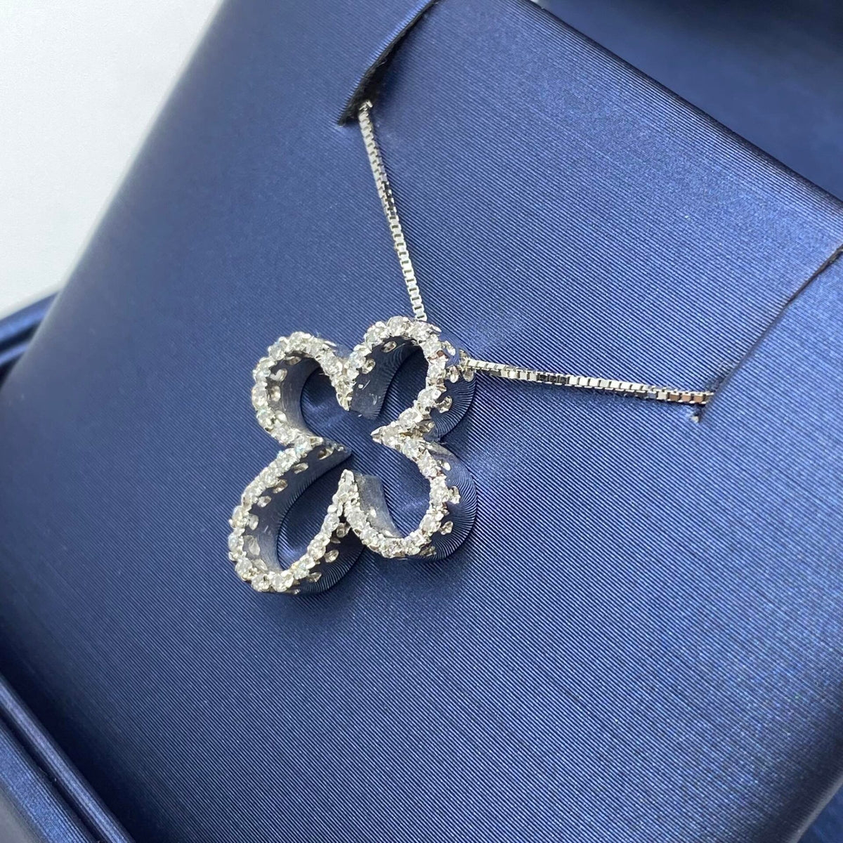 Collana Con Croce in Oro 18KT 18KT e Diamanti Bianchi