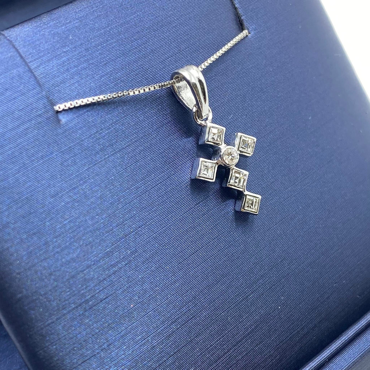 Collana Con Croce in Oro 18KT 18KT e Diamanti Bianchi