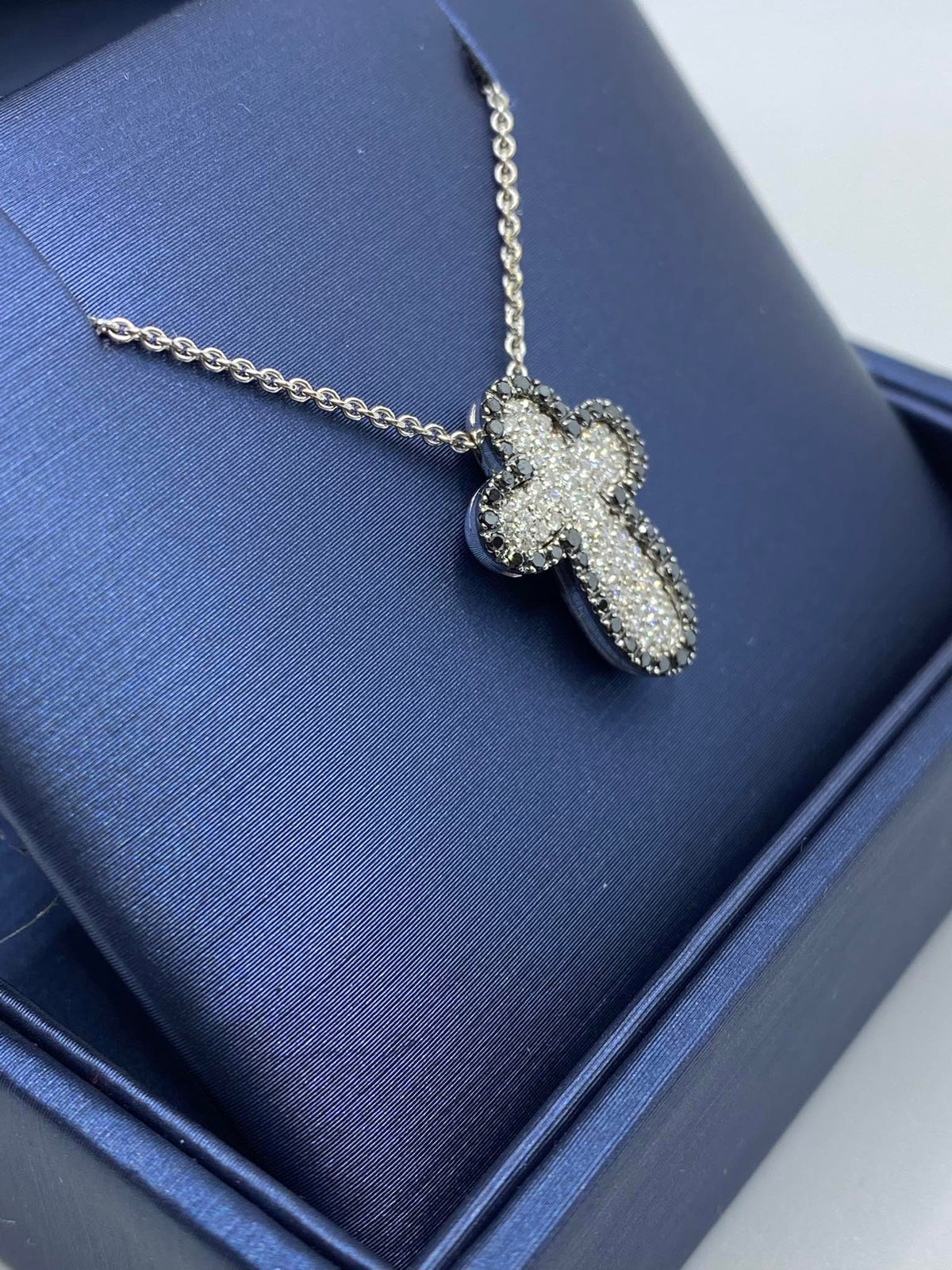 Collana Con Croce Giorgio Visconti in Oro 18KT 18KT e Diamanti Bianchi e Neri