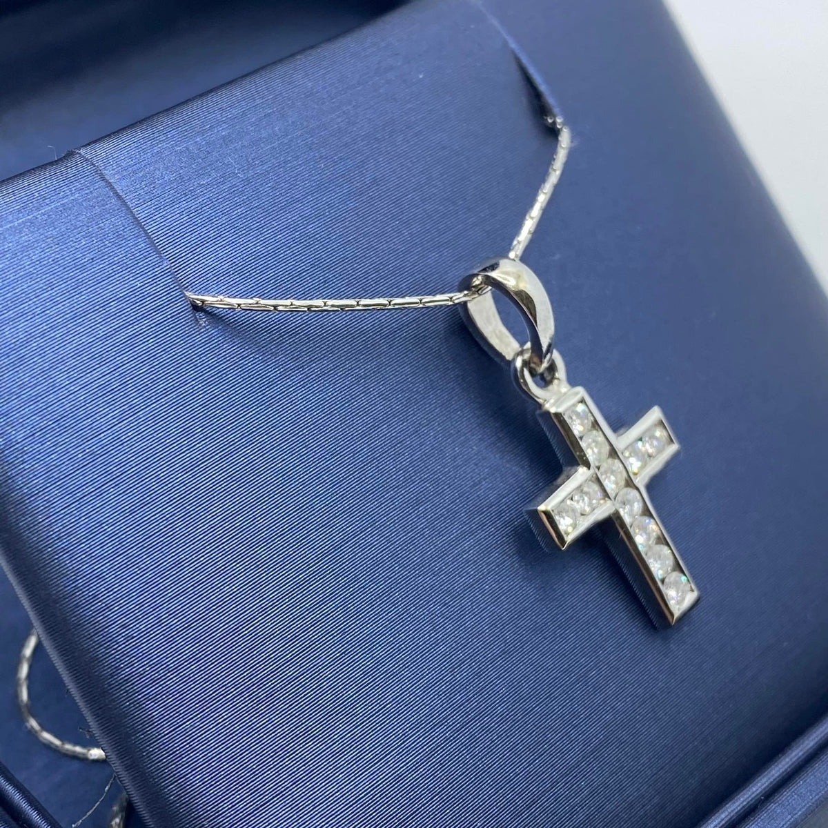 Collana Con Croce in Oro 18KT 18KT e Diamanti Bianchi