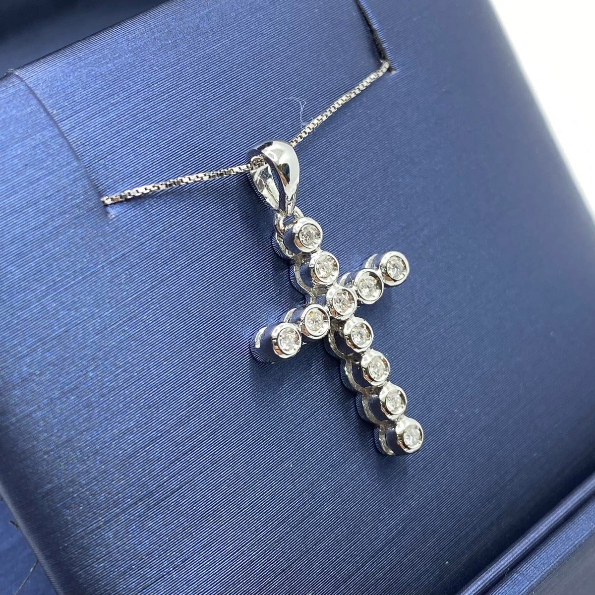 Collana Con Croce in Oro 18KT 18KT e Diamanti Bianchi