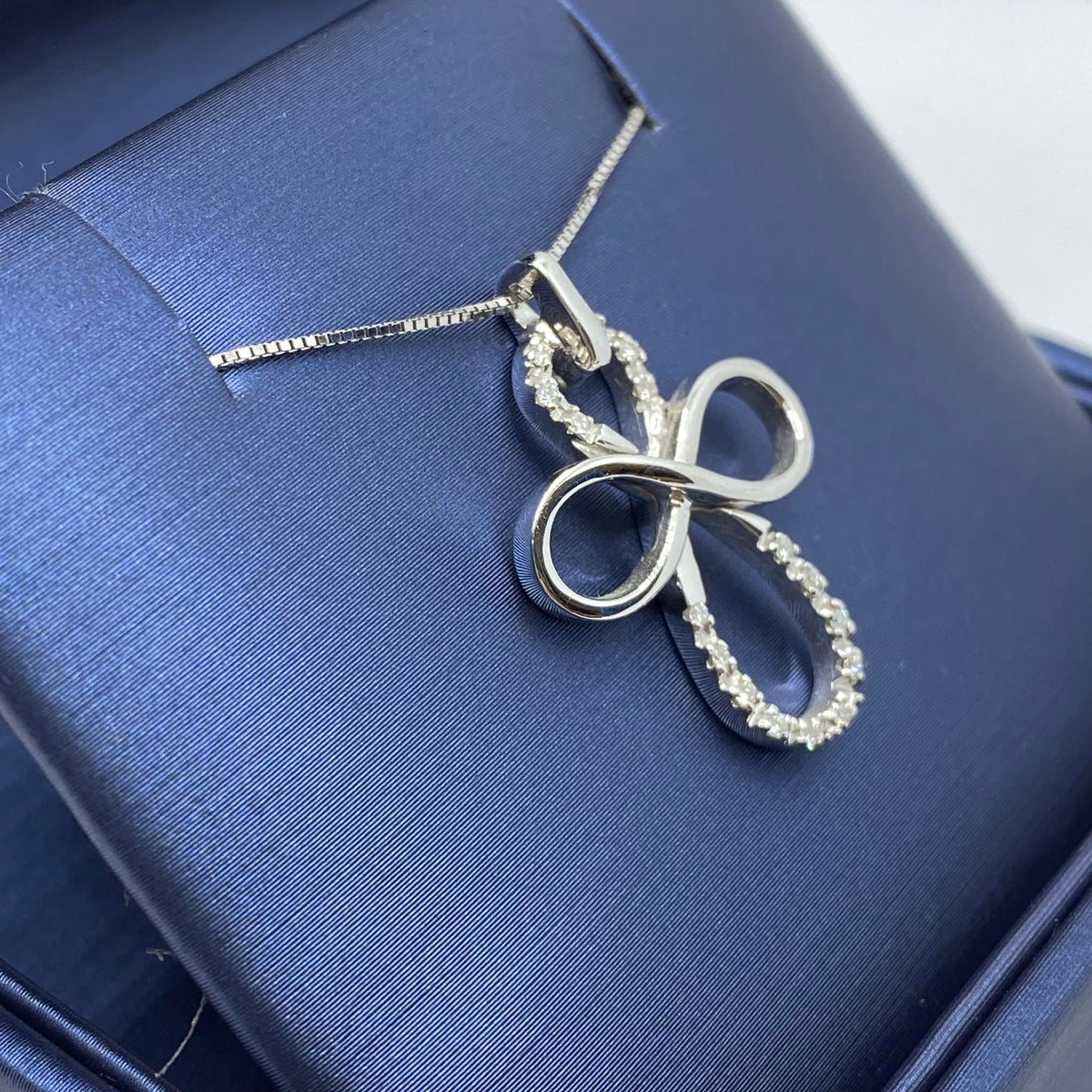 Collana Con Croce in Oro 18KT 18KT e Diamanti Bianchi