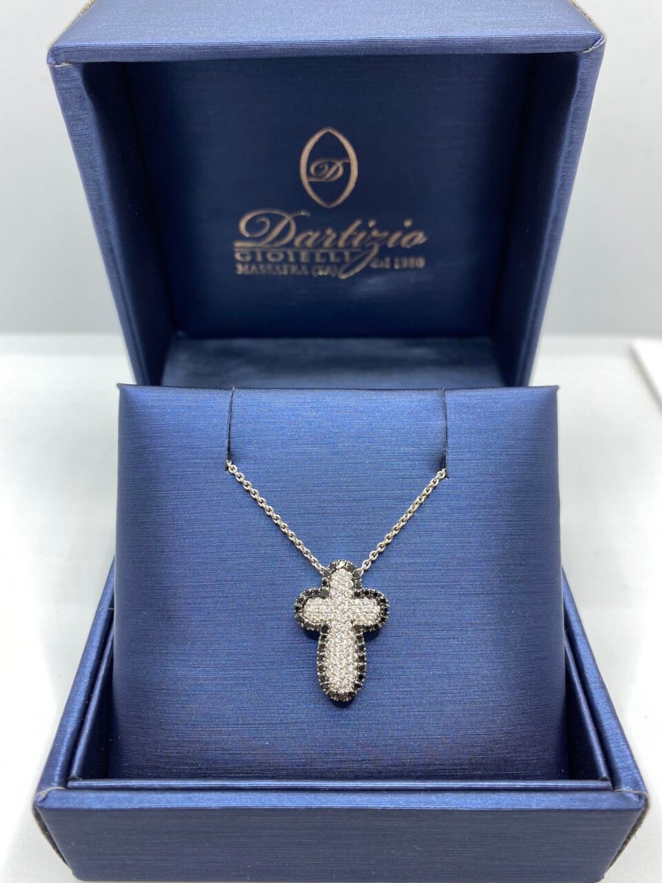 Collana Con Croce Giorgio Visconti in Oro 18KT 18KT e Diamanti Bianchi e Neri