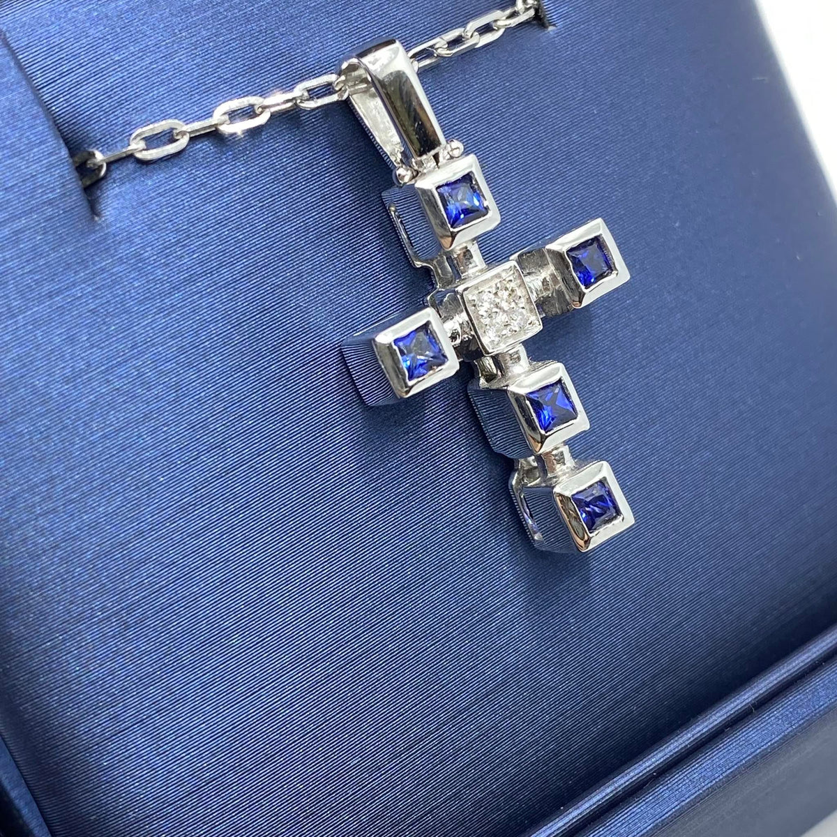 Collana Con Croce in Oro 18KT 18KT e Diamanti Bianchi e Zaffiri