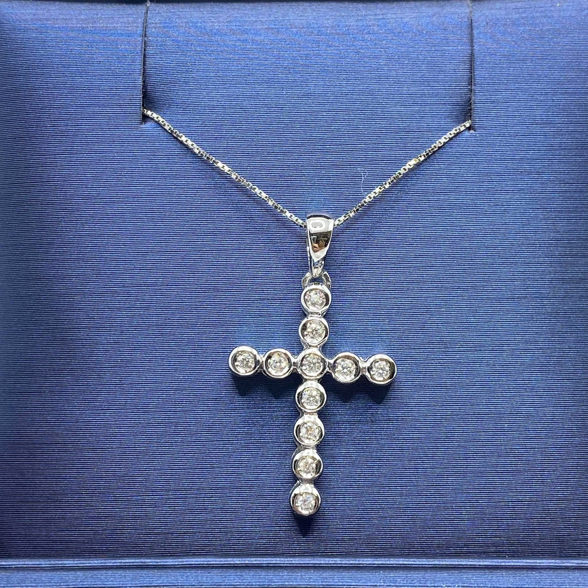 Collana Con Croce in Oro 18KT 18KT e Diamanti Bianchi