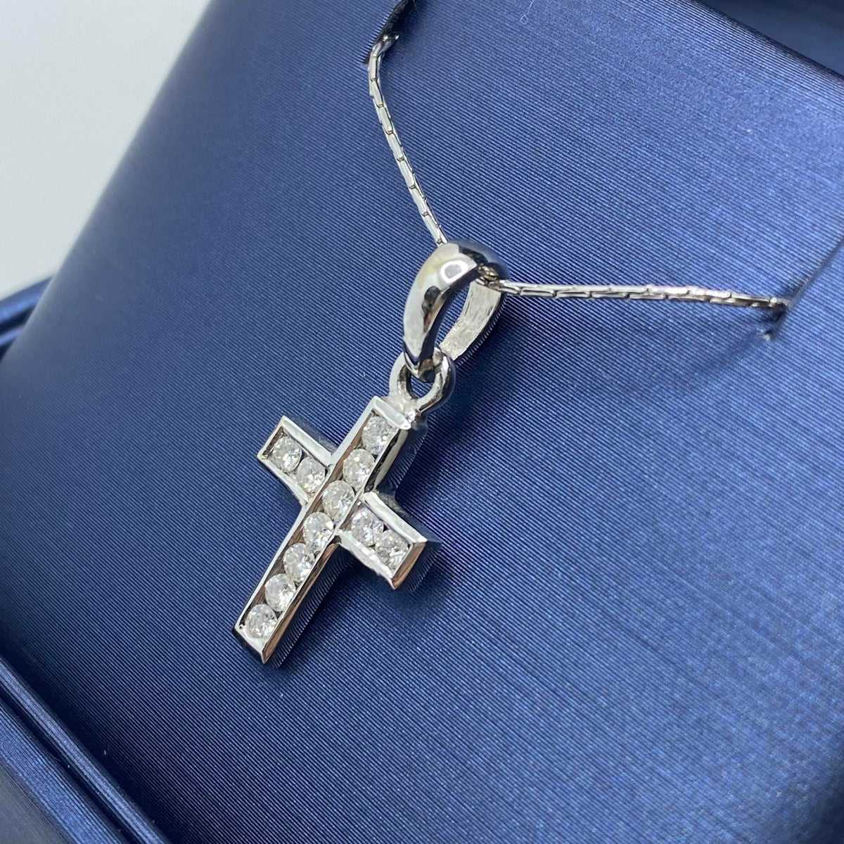 Collana Con Croce in Oro 18KT 18KT e Diamanti Bianchi