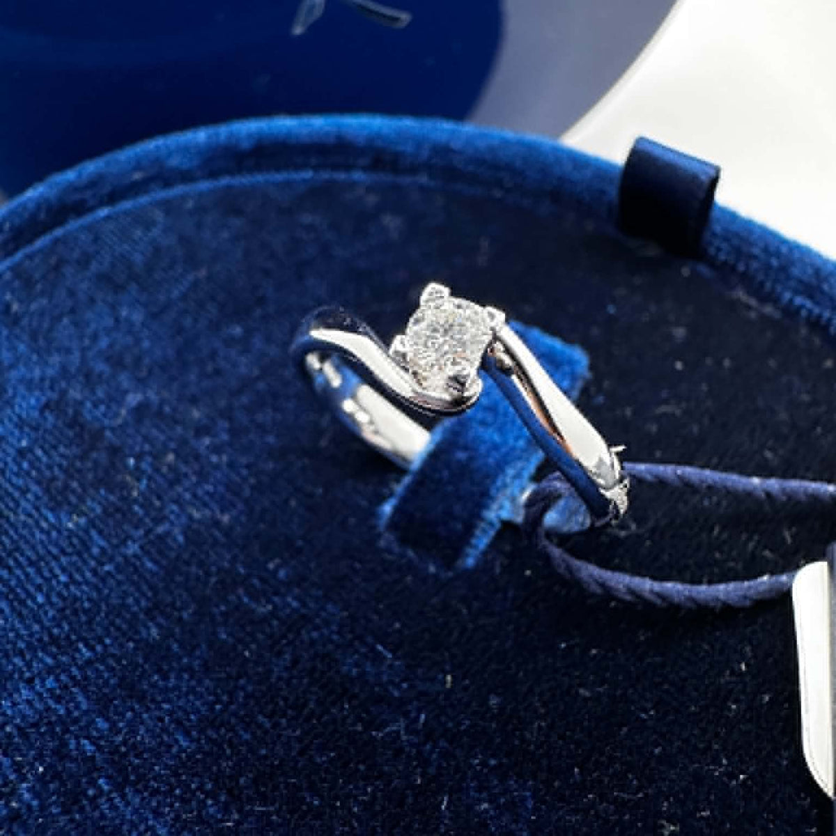 Anello Solitario Maria Teresa in Oro 18KT 18KT e Diamante 0,13 G-VS