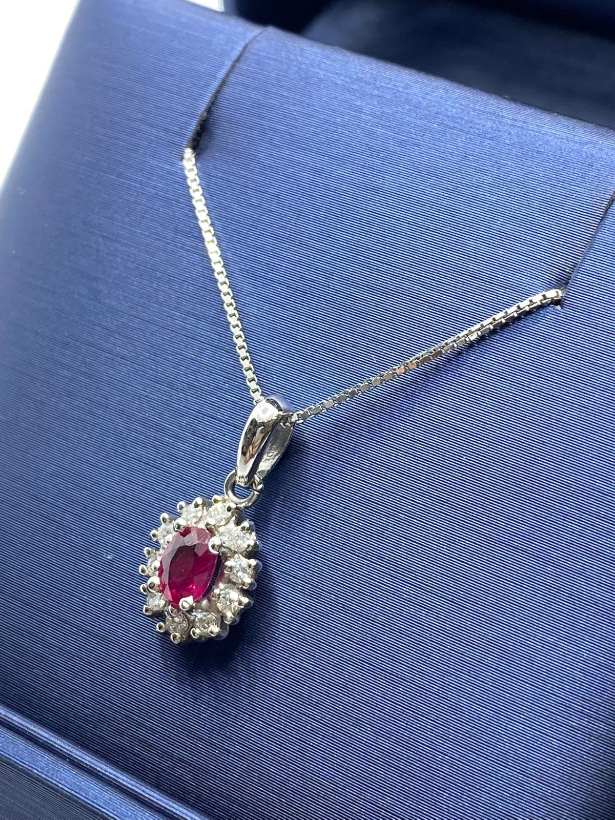 Collana in Oro 18KT 18KT con Diamanti e Rubino