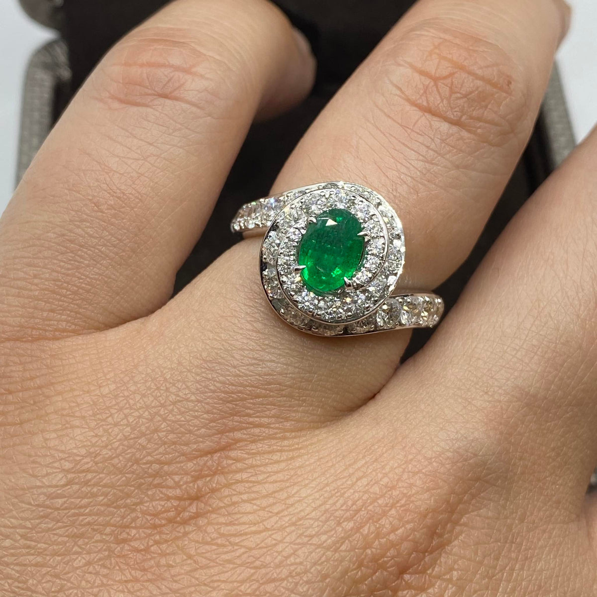 Anello Donna Crivelli con Smeraldo Colombiano Ct 0.65 e Diamanti