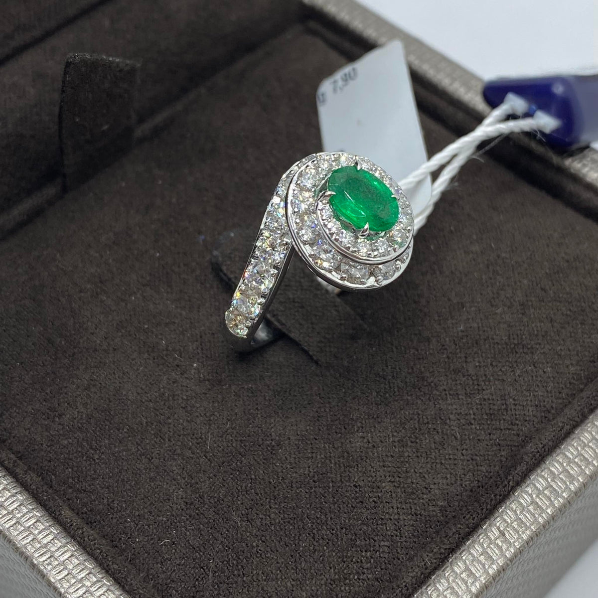 Anello Donna Crivelli con Smeraldo Colombiano Ct 0.65 e Diamanti