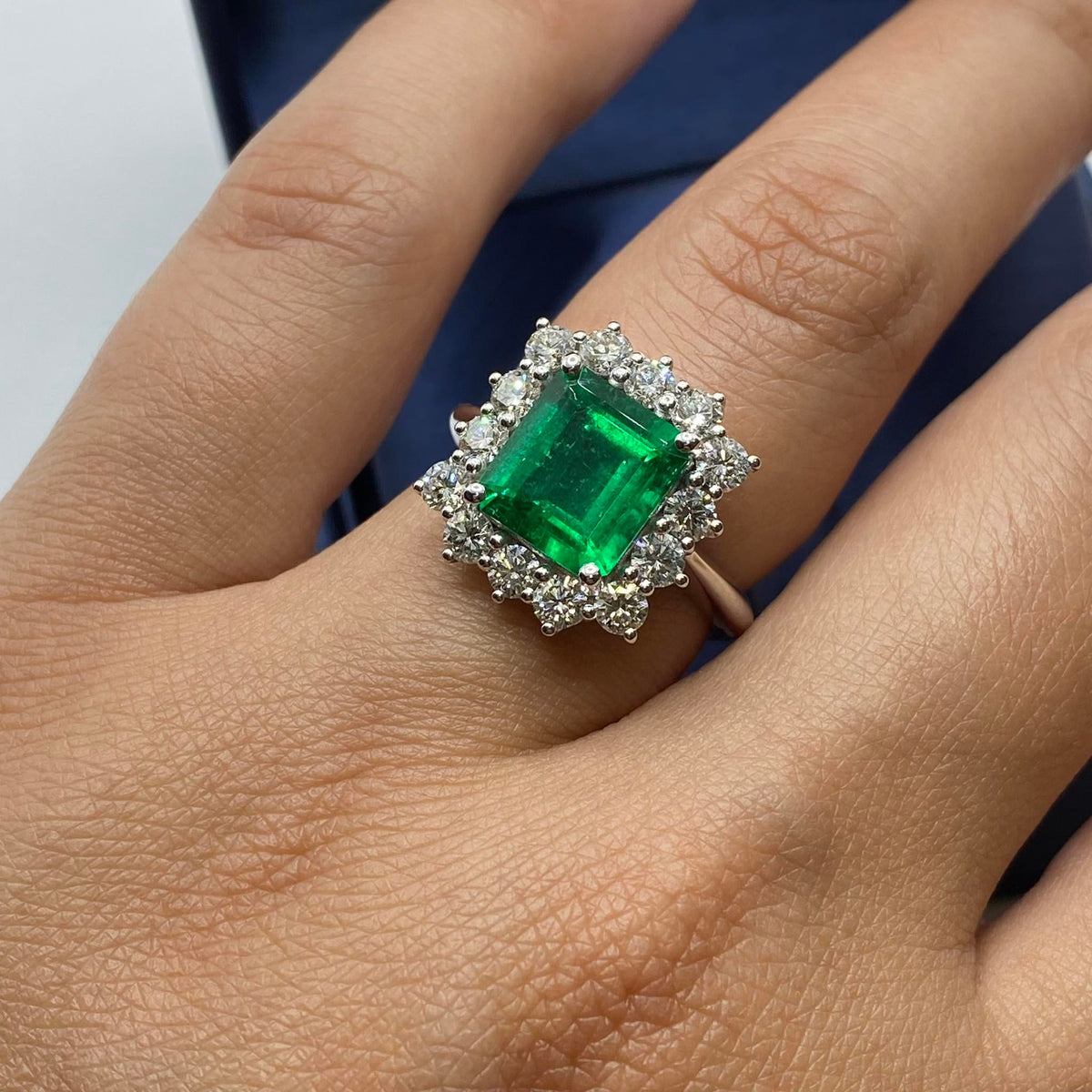 Anello Donna in Oro 18KT 18KT Con Smeraldo Colombiano Ct 2.75 e Diamanti