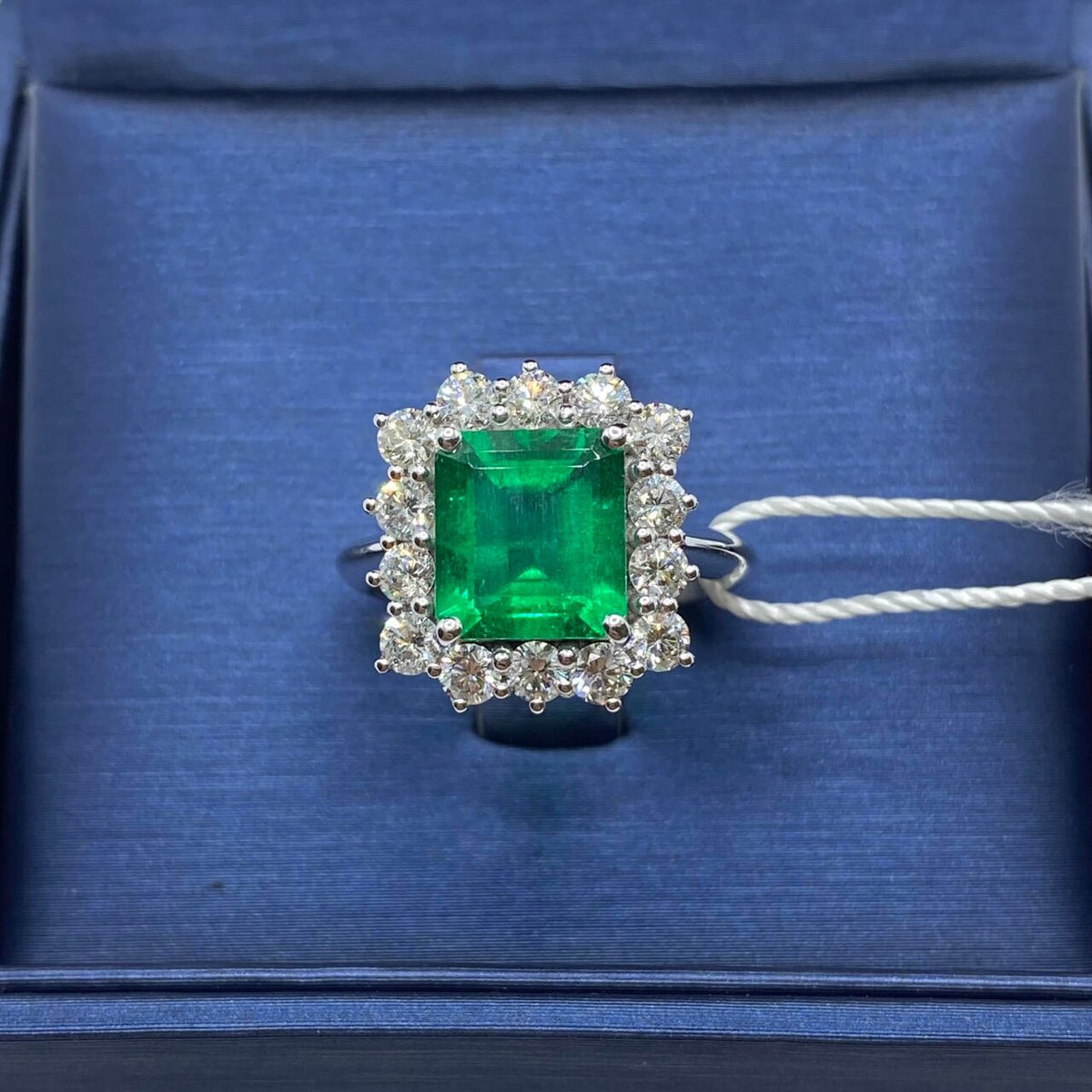 Anello Donna in Oro 18KT 18KT Con Smeraldo Colombiano Ct 2.75 e Diamanti