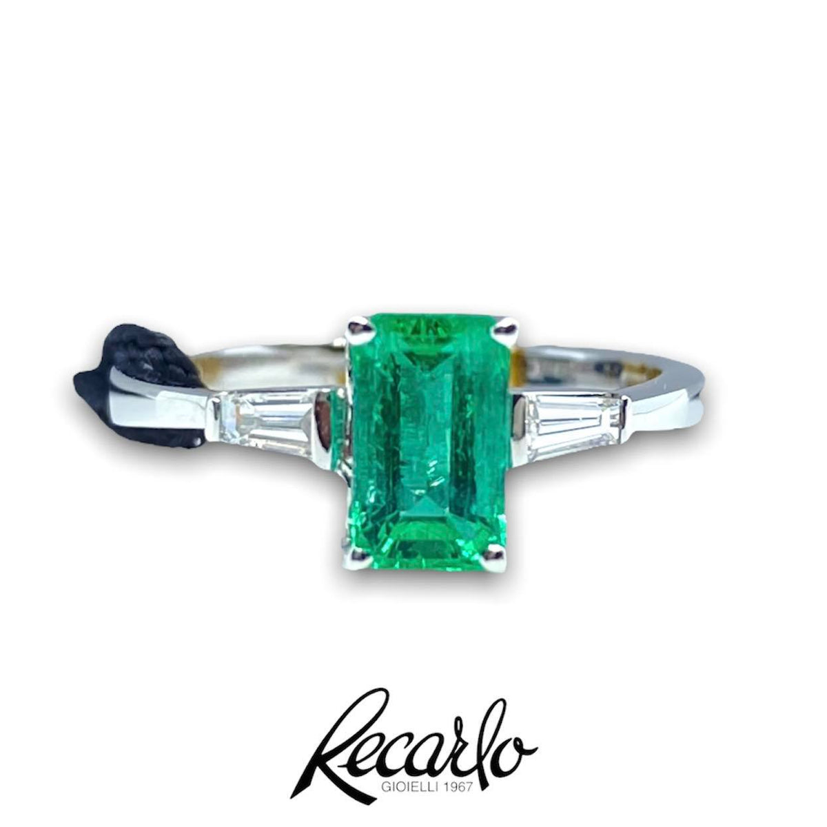 Anello Recarlo Con Smeraldo Ct 0,97 e Diamanti - ZF700/BS