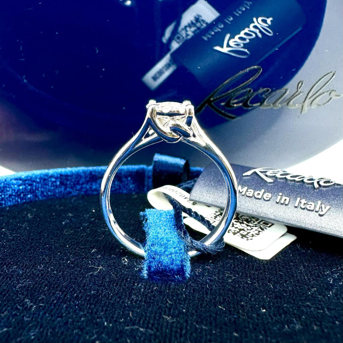 Anello Solitario Recarlo Nodo D'amore con Diamanti Ct. 0.27