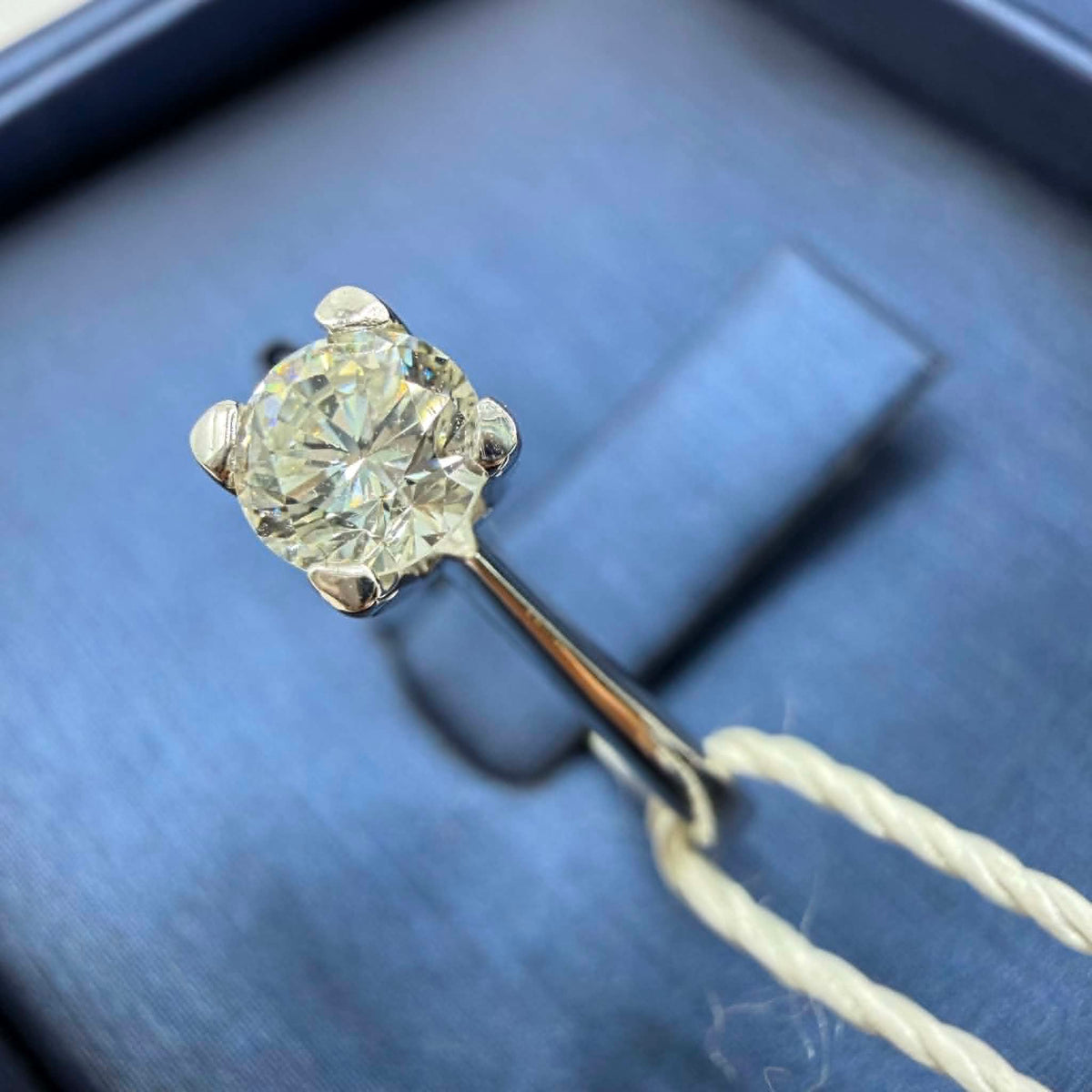 Anello Solitario in Oro 18KT 18KT e Diamante Ct. 0,41 G-VS1