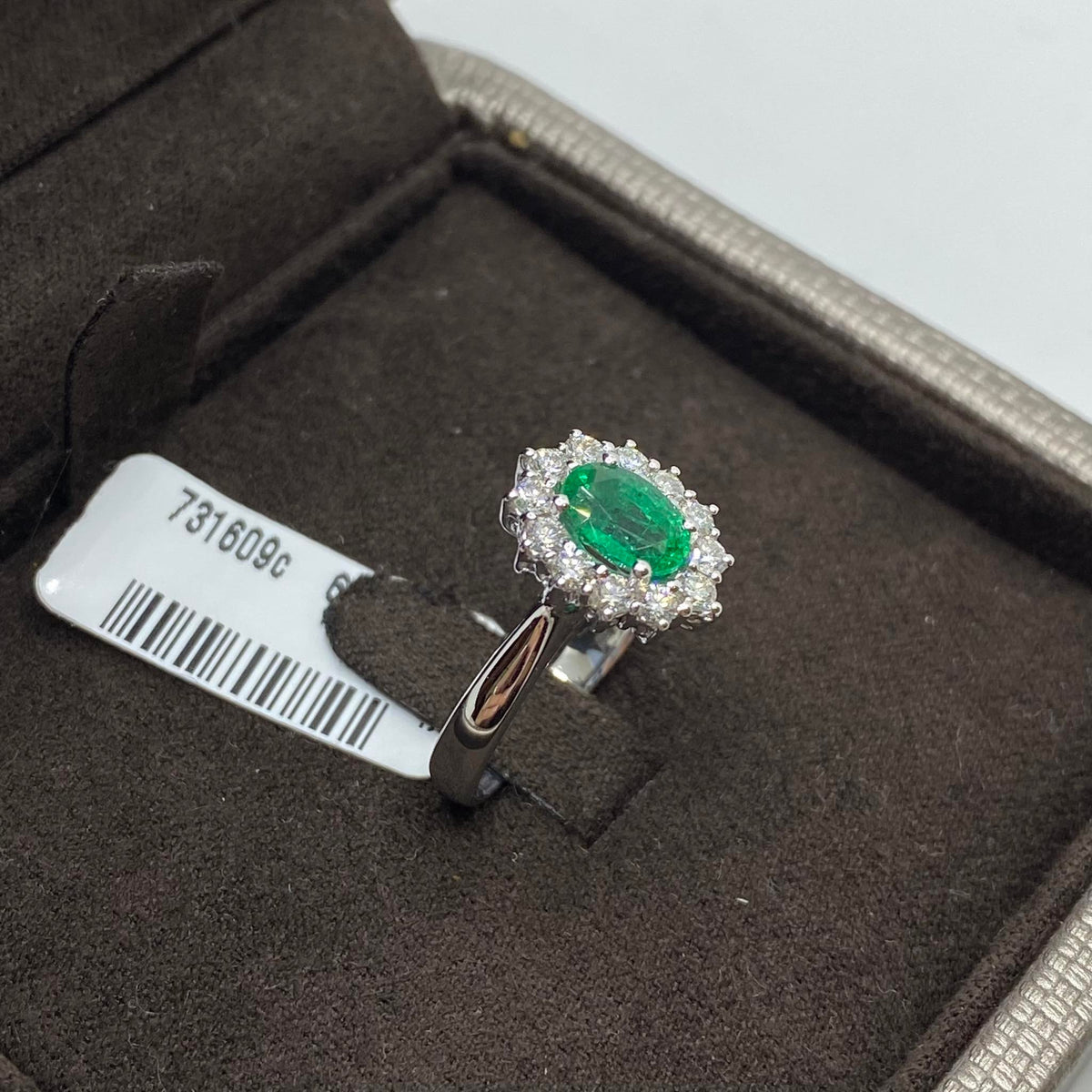 Anello Donna Crivelli con Smeraldo Ct 0.80 e Diamanti