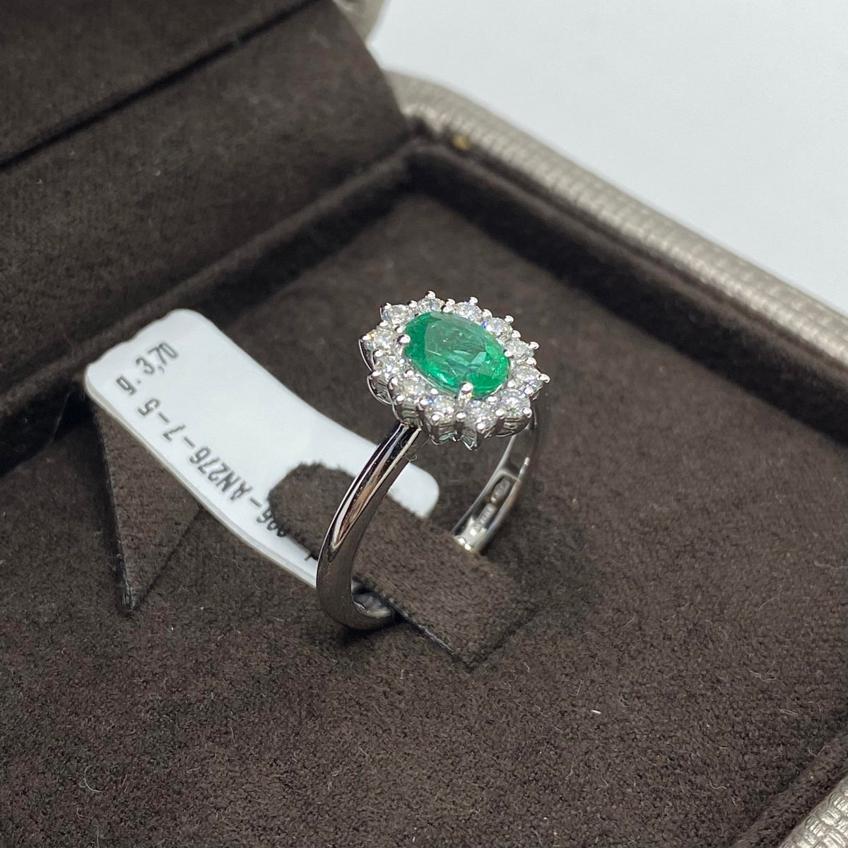 Anello Donna Crivelli con Smeraldo Ct 0.68 e Diamanti
