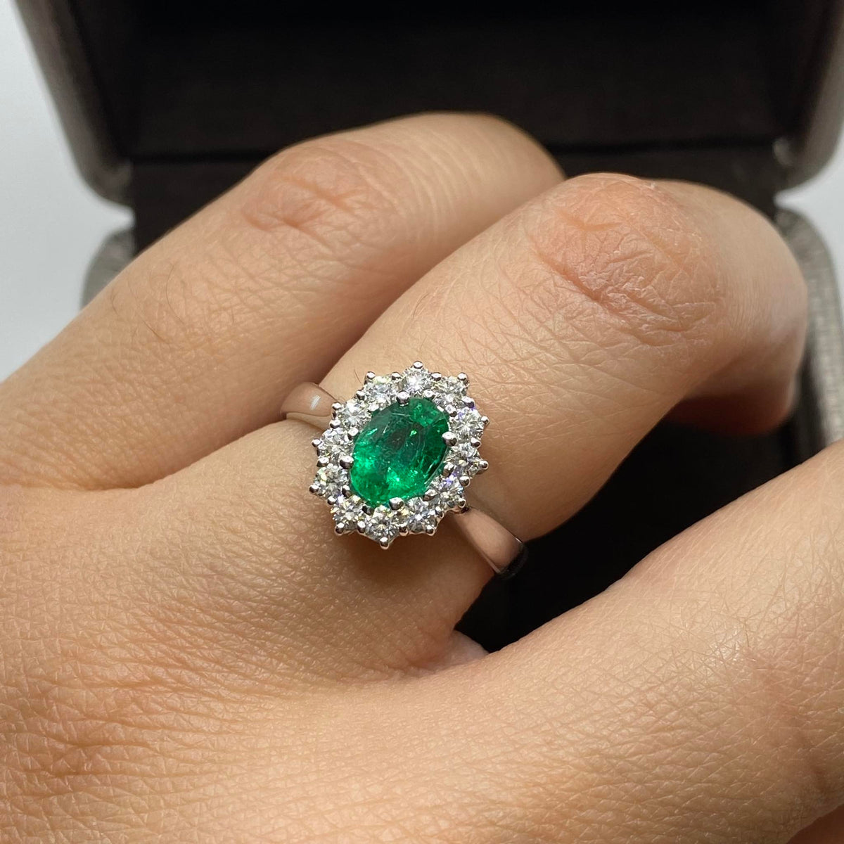 Anello Donna Crivelli con Smeraldo Ct 0.80 e Diamanti