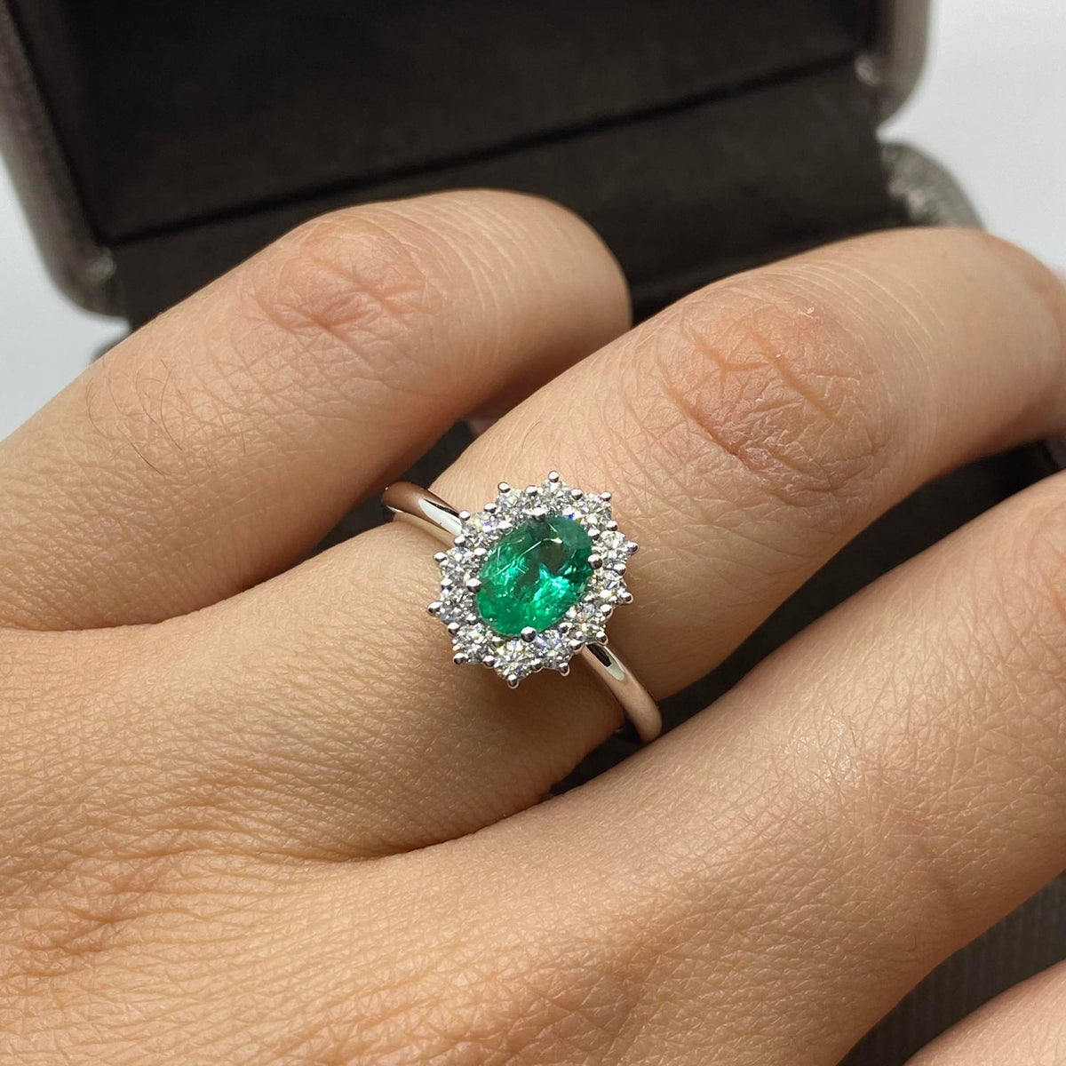 Anello Donna Crivelli con Smeraldo Ct 0.68 e Diamanti