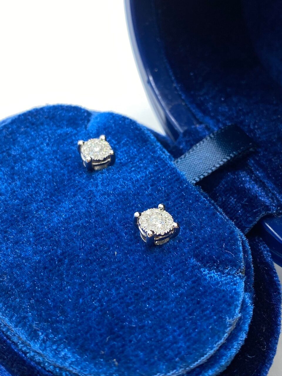 Orecchini Recarlo Nodo D'Amore con Diamanti Ct 0.31