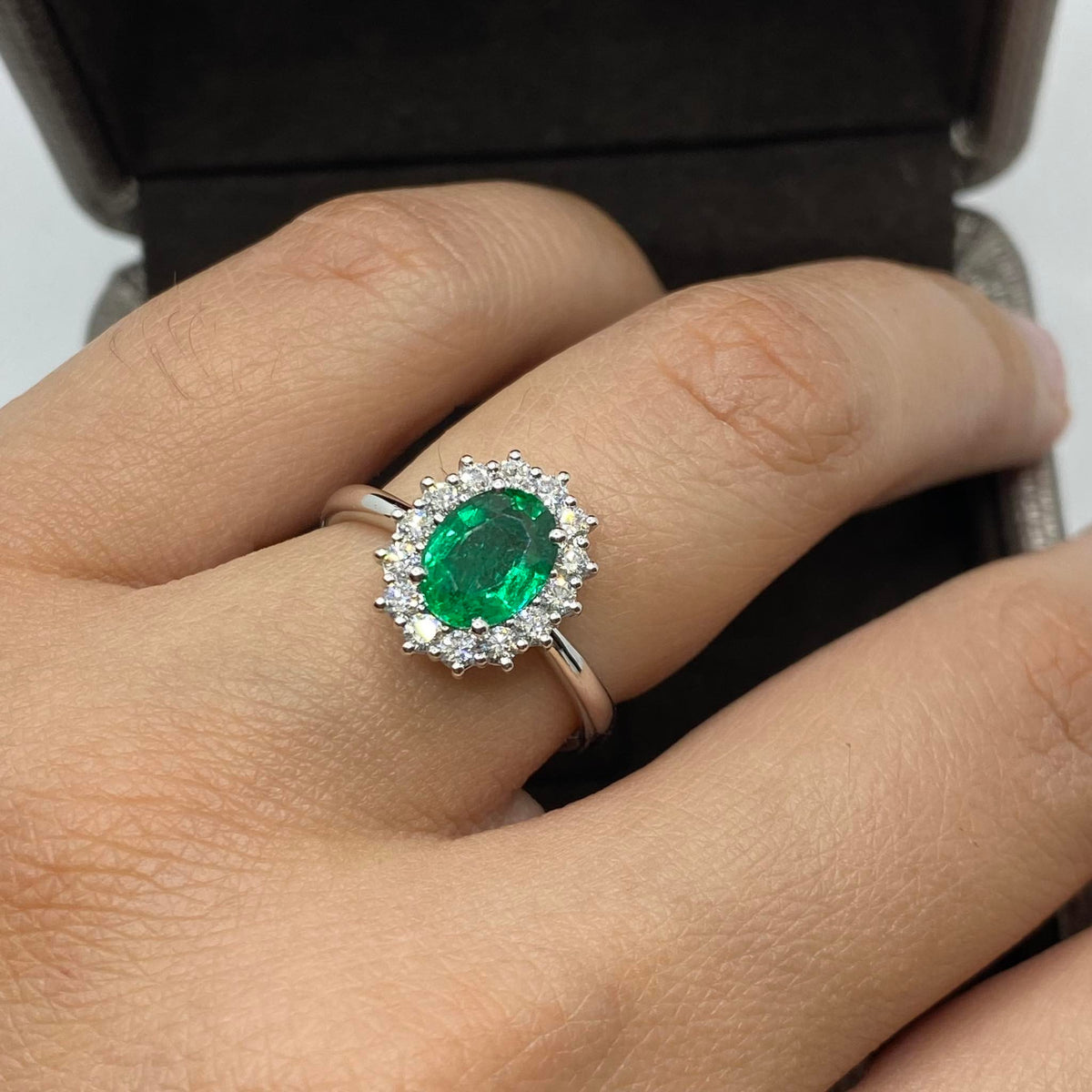 Anello Donna Crivelli con Smeraldo Ct 1.12 e Diamanti