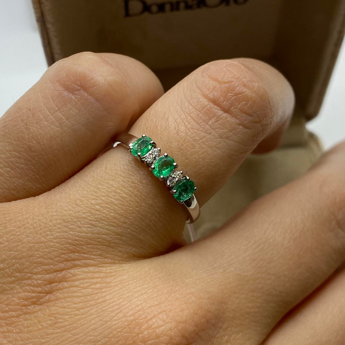 Anello Trilogy Donna Oro 18KT con Smeraldi Ct. 0.45 e Diamanti