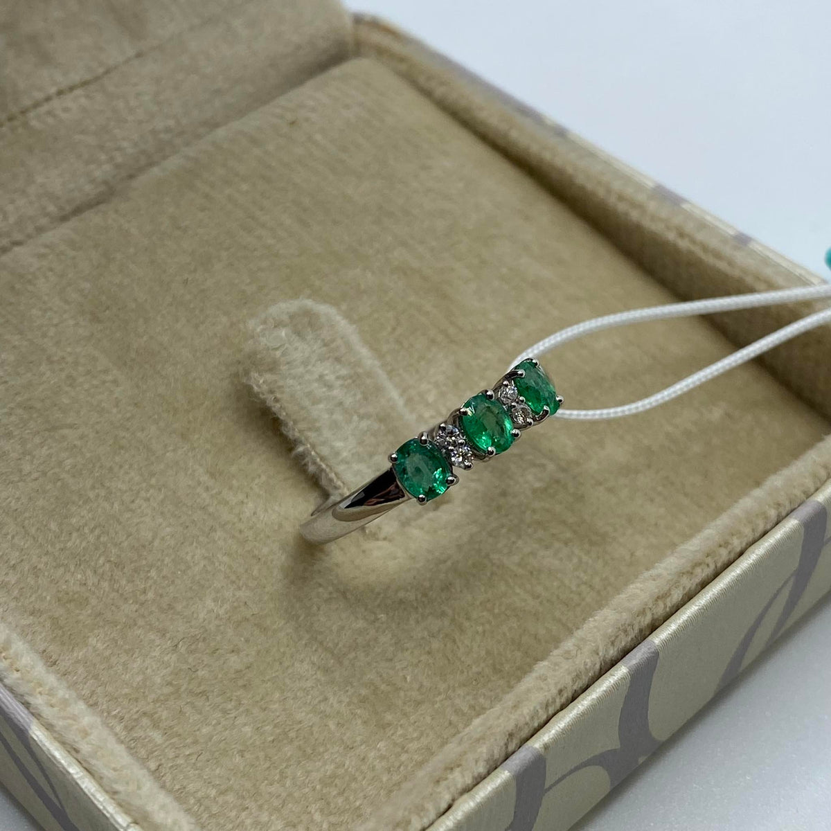 Anello Trilogy Donna Oro 18KT con Smeraldi Ct. 0.45 e Diamanti