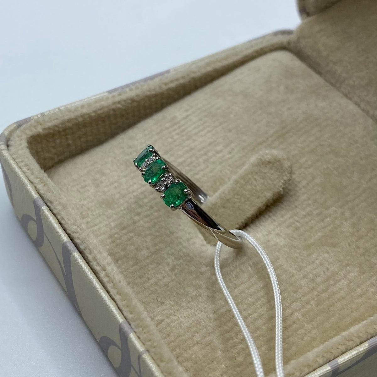 Anello Trilogy Donna Oro 18KT con Smeraldi Ct. 0.45 e Diamanti