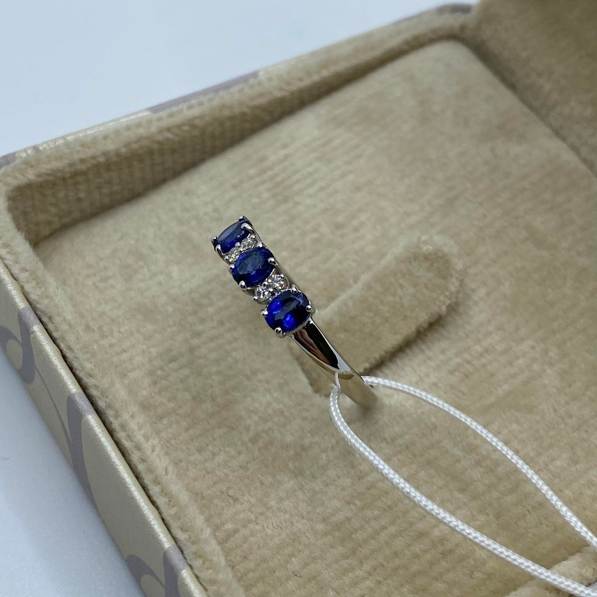 Anello Trilogy Donna Oro 18KT con Zaffiri Ct. 0.60 e Diamanti