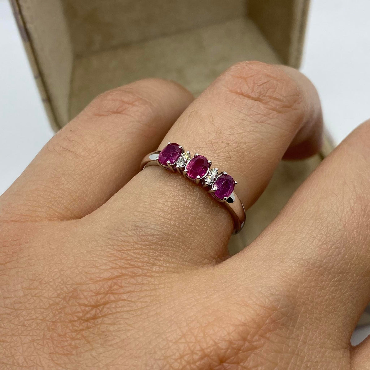 Anello Trilogy Donna Oro 18KT con Rubini Ct. 0.60 e Diamanti