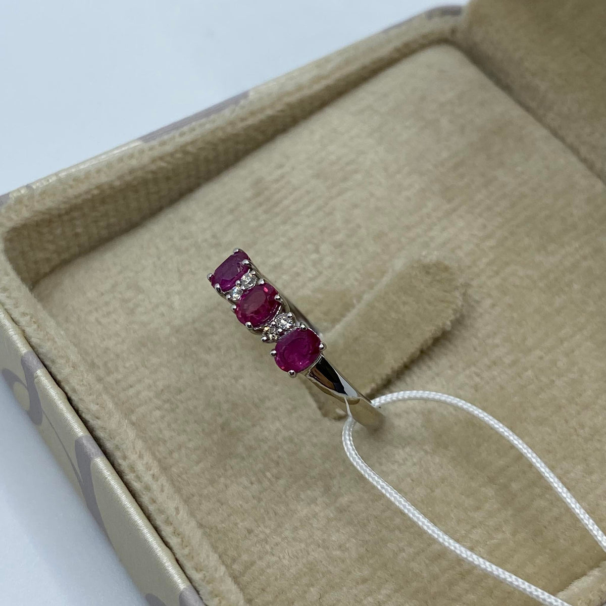 Anello Trilogy Donna Oro 18KT con Rubini Ct. 0.60 e Diamanti