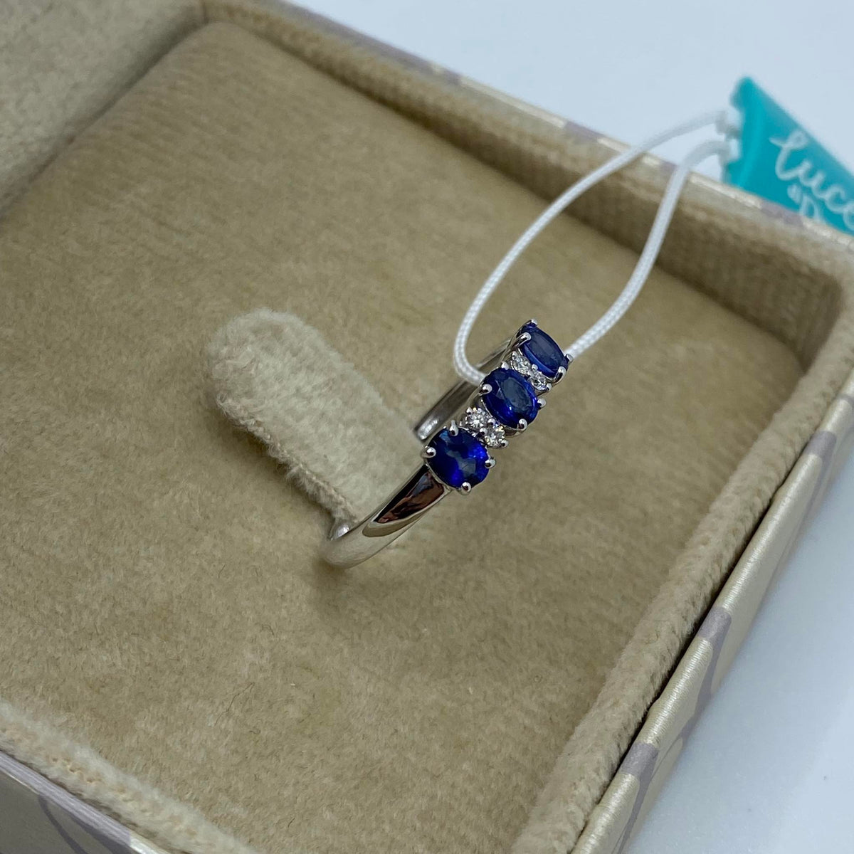 Anello Trilogy Donna Oro 18KT con Zaffiri Ct. 0.60 e Diamanti