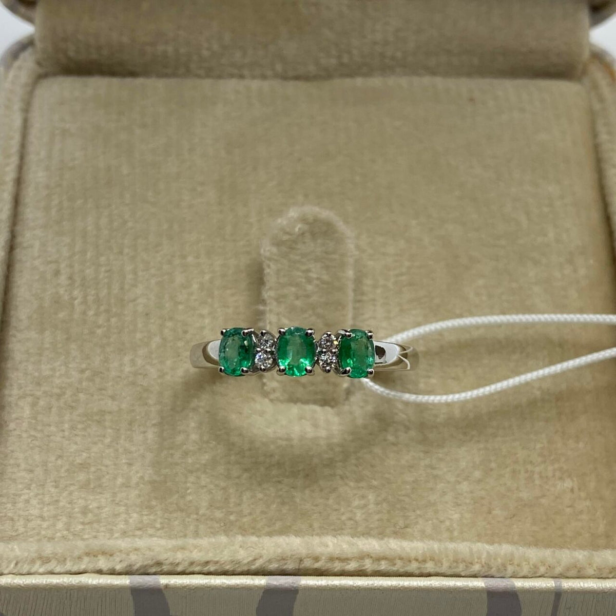 Anello Trilogy Donna Oro 18KT con Smeraldi Ct. 0.45 e Diamanti
