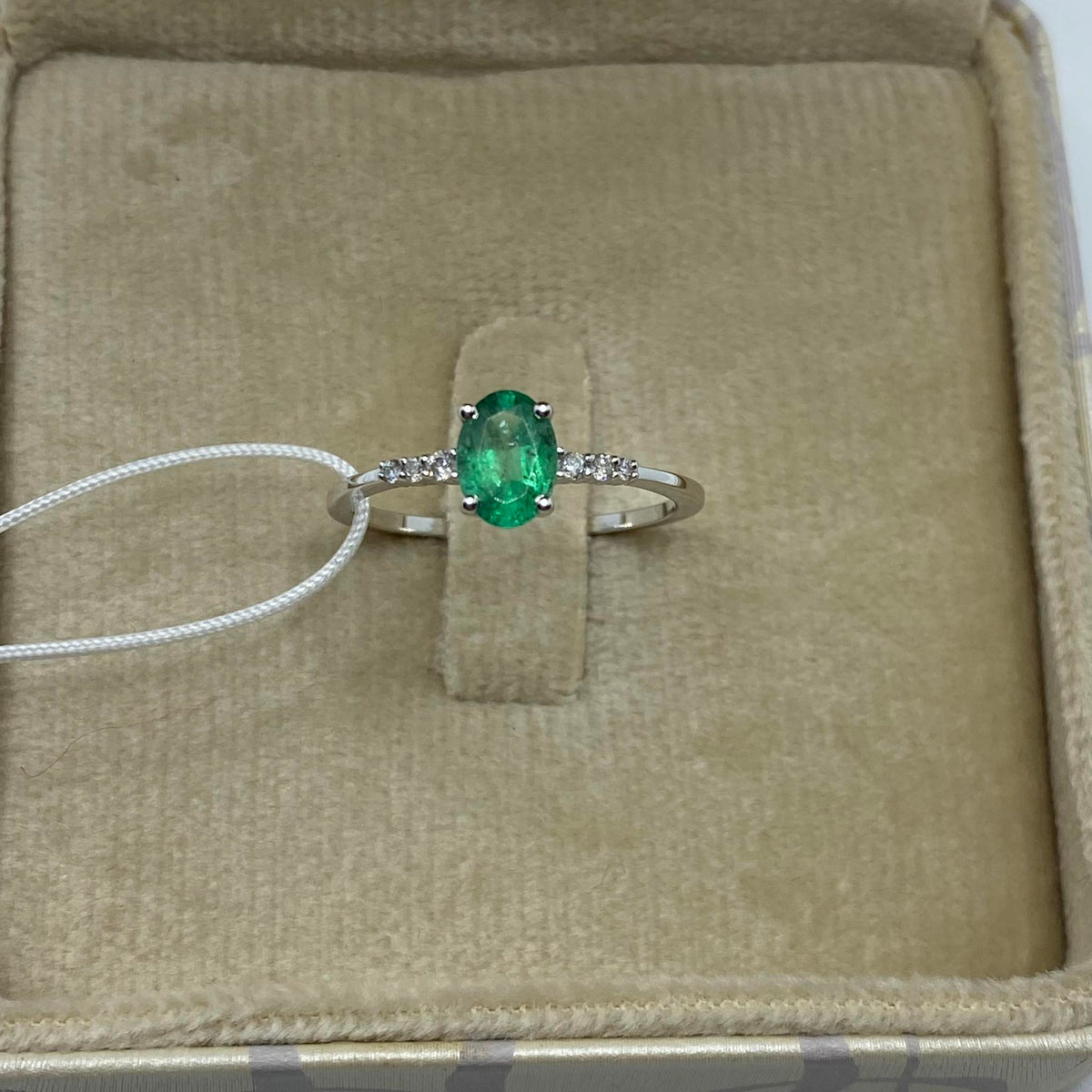 Anello Donna Oro 18KT con Diamanti e Smeraldo Ct. 0,72