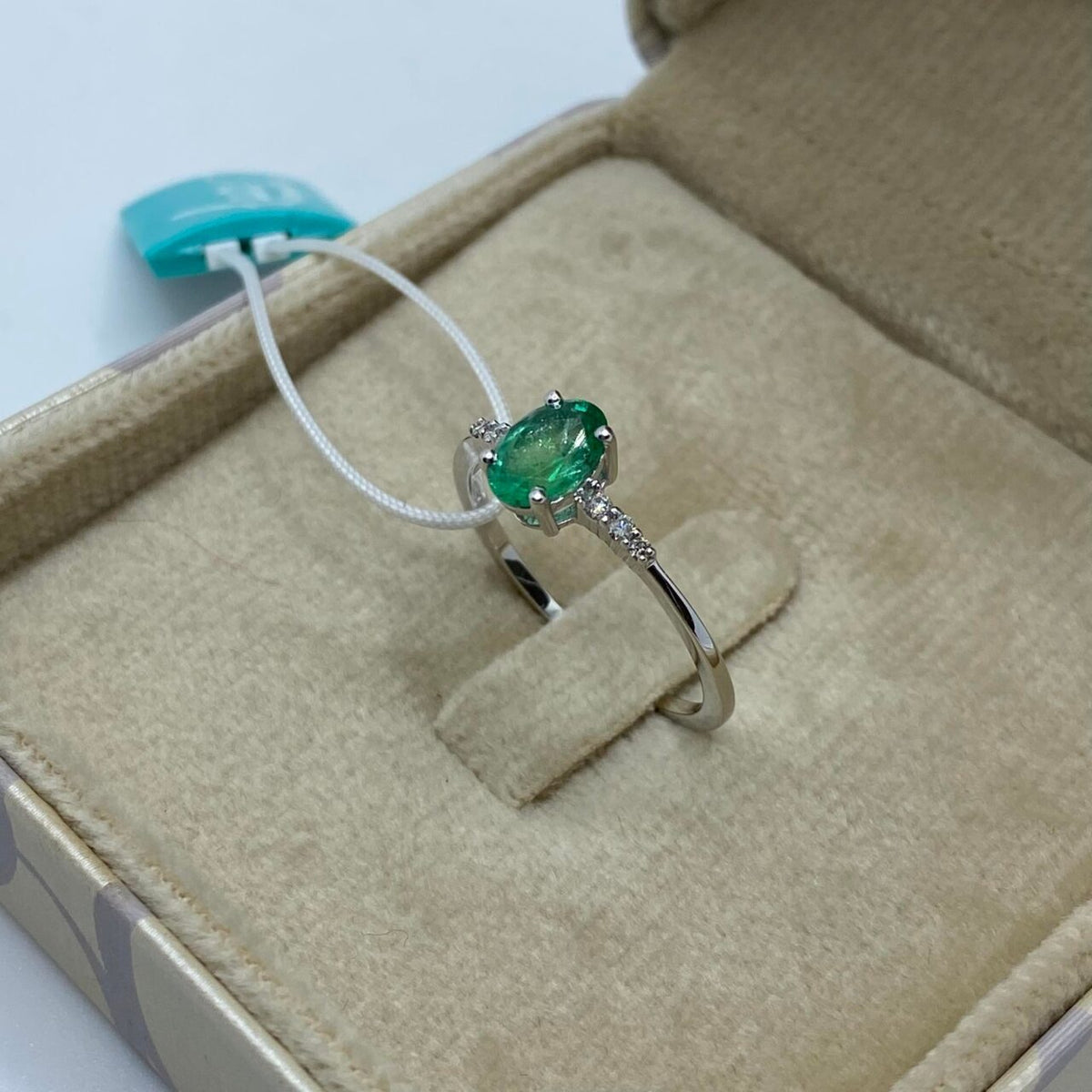 Anello Donna Oro 18KT con Diamanti e Smeraldo Ct. 0,72