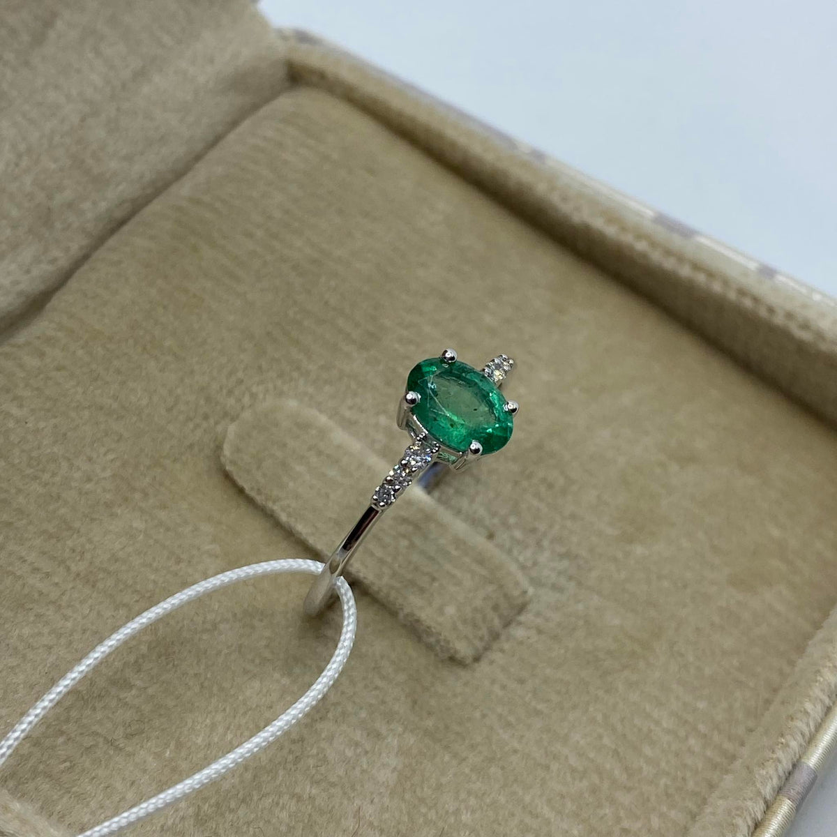 Anello Donna Oro 18KT con Diamanti e Smeraldo Ct. 0,72
