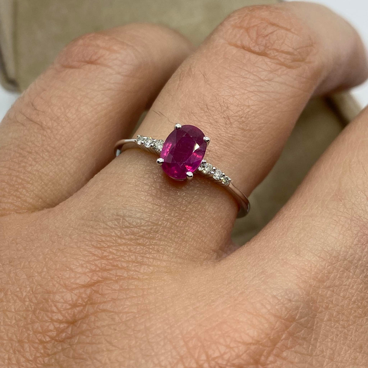 Anello Donna Oro 18KT con Diamanti e Rubino Ct. 0,90