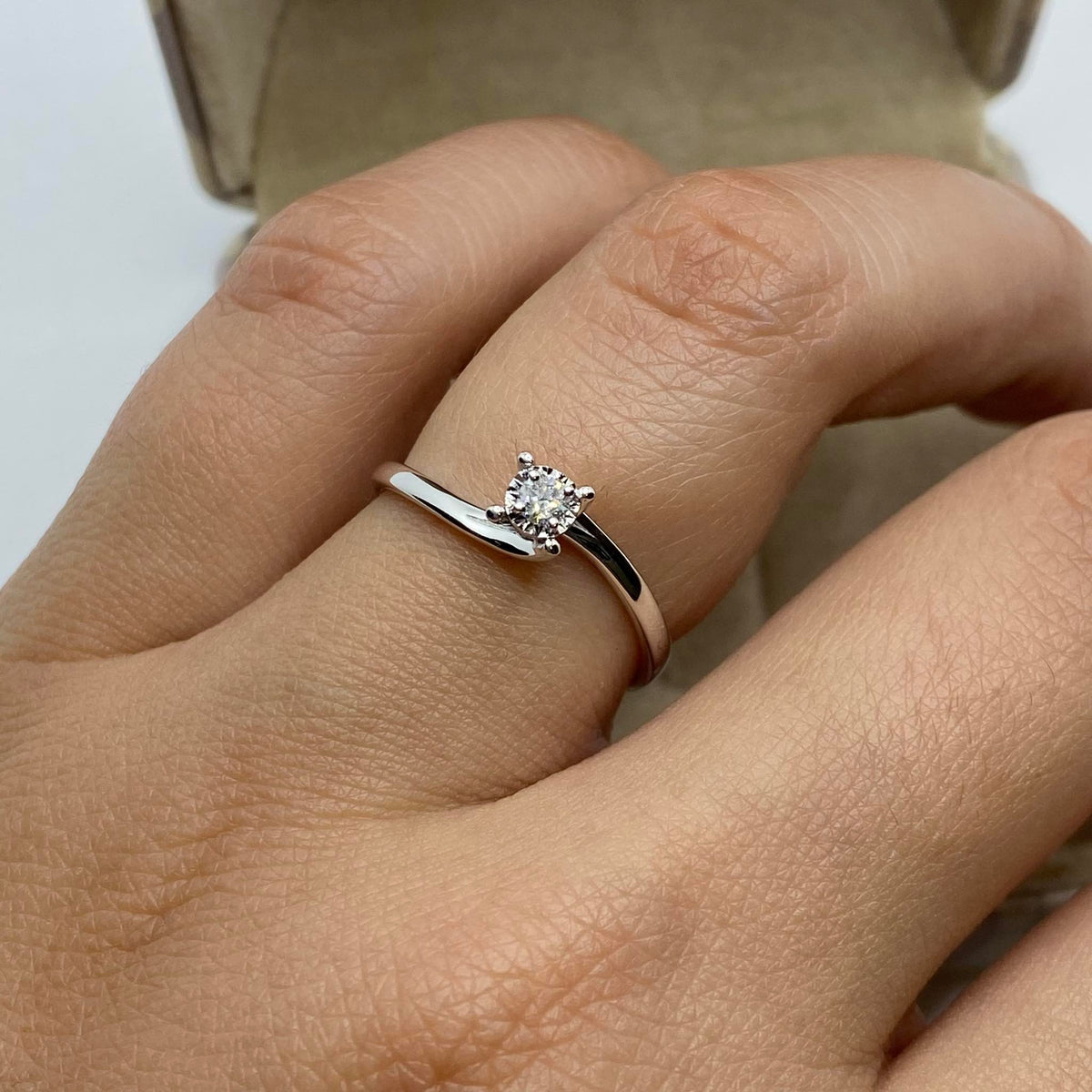 Anello Solitario Donna Oro 18KT con Diamante Ct 0.06