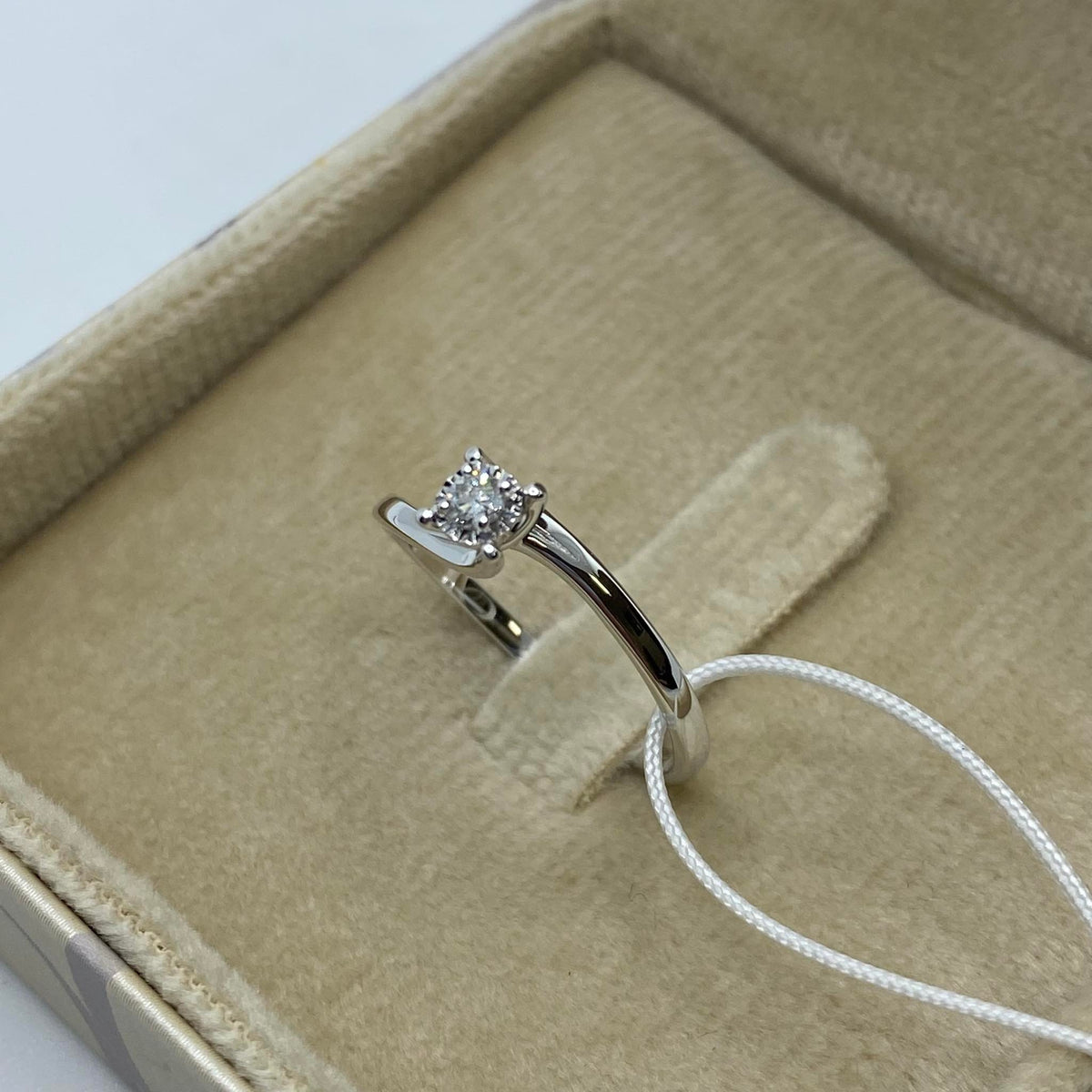 Anello Solitario Donna Oro 18KT con Diamante Ct 0.06