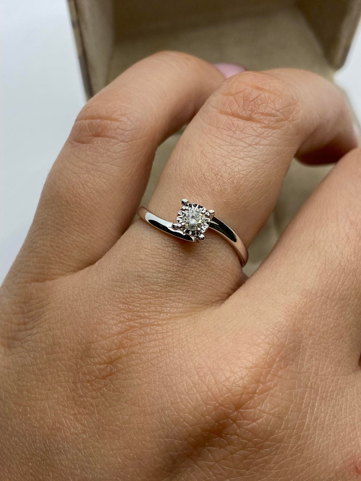 Anello Solitario Donna Oro 18KT con Diamante Ct 0.15